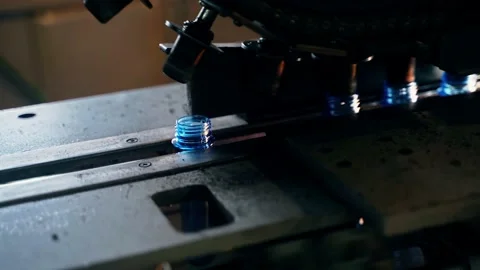 Inserting empty plastic bottle preforms into a conveyor belt 库存影片 149672962