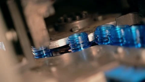 Inserting empty plastic bottle preforms into a conveyor belt Vidéo 149673084