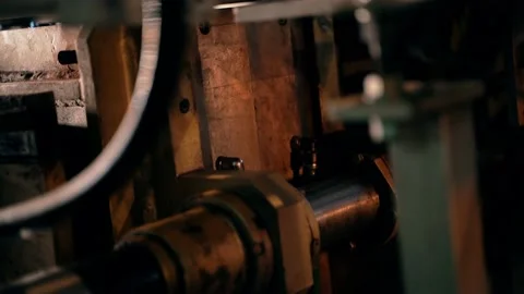 Inserting empty plastic bottle preforms into a conveyor belt 库存影片 149673275