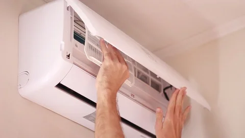 Inserting filter in air conditioner 動画素材 95319110