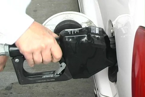 Inserting the Handle of a Gas Pump into a Vehicle Video stock 592796