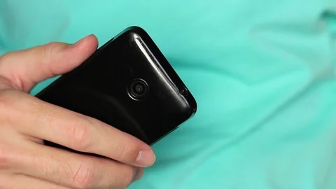 Inserting headphones cable into the smartphone Vídeo Stock 70515790