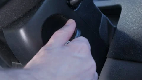 Inserting the ignition key in the car Video stock 243934349