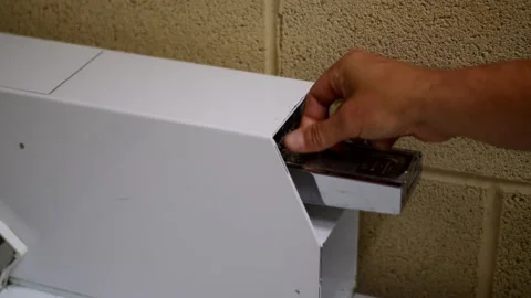 Inserting quarters into laundry machine 動画素材 139711202