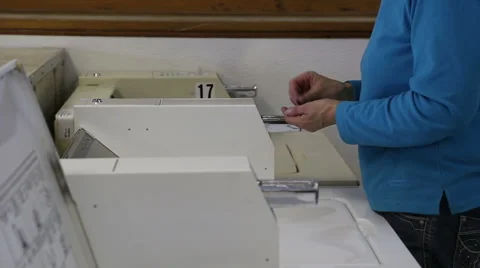 Inserting quarters in a laundry mat washing machine 動画素材 44661505