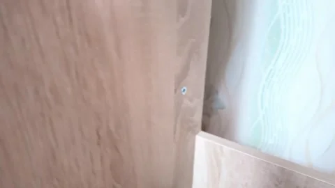 Inserting Screw Into Wood Panel With Steady Cordless Drill Control 库存影片 329498286