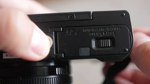 Inserting sd memory card into the camera 스톡 동영상 91008364