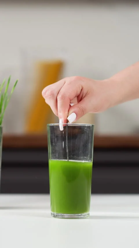 Inserting Straw in Fresh Green Wheatgrass Juice Видео 316985264