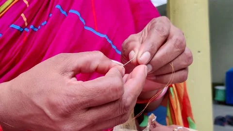 Inserting thread into a needle 動画素材 157509554