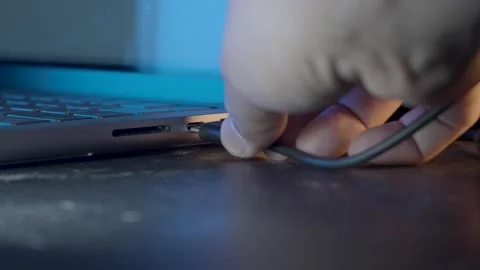Inserting a Type-C Cable into a Laptop Port 库存影片 252240498