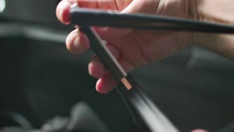 Inserting a wifi device with a big antenna into the USB port of a laptop. Vidéo 220561411