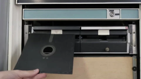Inserting/Removing Floppy Disk In/From Retro Personal Computer 스톡 동영상 257240097