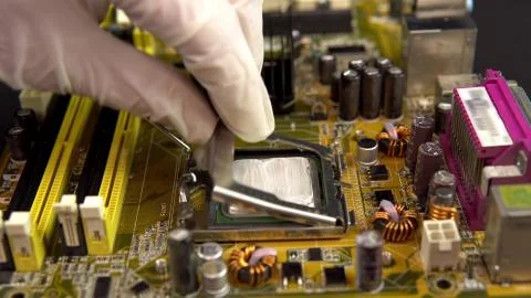 Inserts a central processor onto the motherboard. The processing system of the 스톡 사진