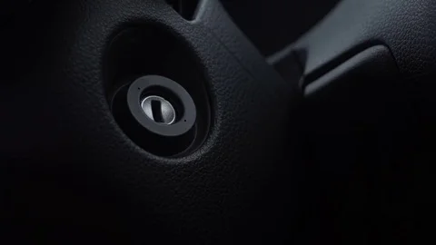 Inserts the ignition key of the car 库存影片 76164517