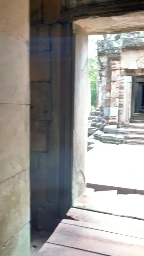 Inside an abandonned temple in Angkor Stock Footage 340665400