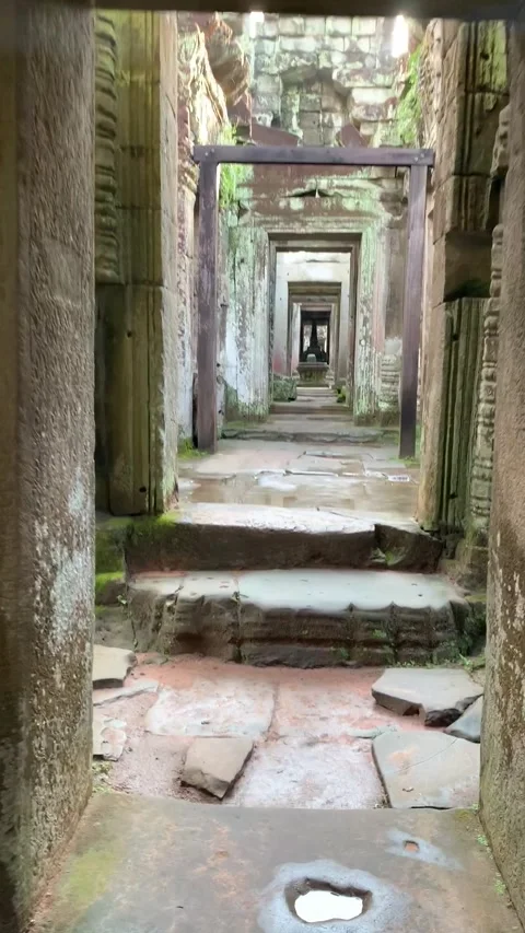 Inside an abandonned temple in Angkor Stock Footage 340665424