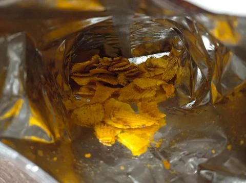 Inside the bag of crispy chips Foto stock