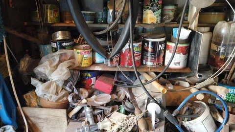 Inside the barn. Old trash on the shelves. Spare and mechanical parts. Vídeos de archivo 115787863