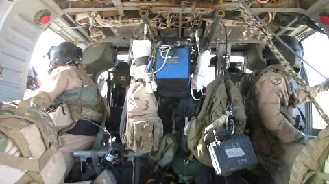 Inside Black Hawk Helicopter in Flight (HD) c Vidéo 690138