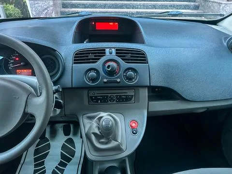 The inside of a car is shown with the dashboard visible. Controls, buttons, a Foto stock