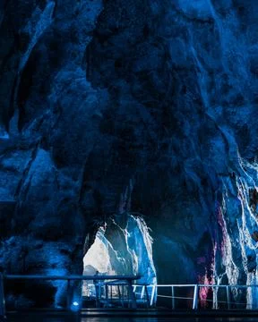 Inside the cave showcasing the rock formations and natural beauty 库存照片