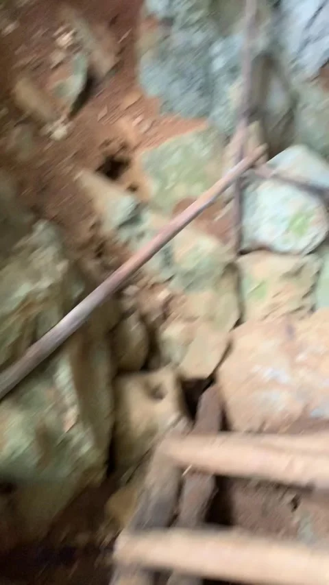 Inside a cave in Vang Vieng Видео 343320251