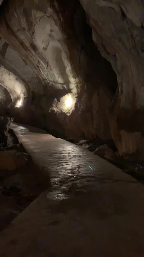 Inside a cave in Vang Vieng 스톡 동영상 343320276