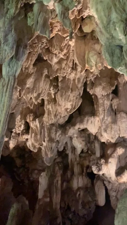 Inside a cave in Vang Vieng Video stock 343320410