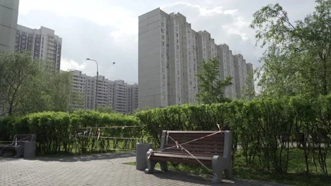 Inside the closed park in residential area in Moscow during quarantine 库存影片 131729340