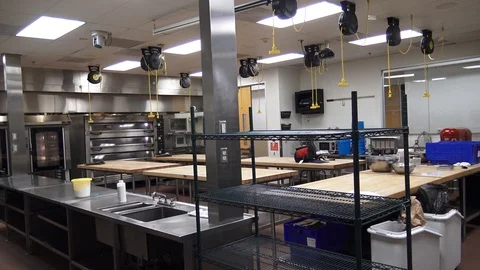 Inside a commercial cooking school Video stock 87344060