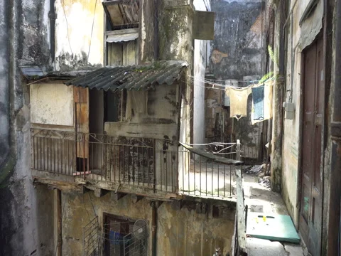 Inside the courtyard of old battered dirty house in a slum into ghetto do Vídeos de archivo 71038254