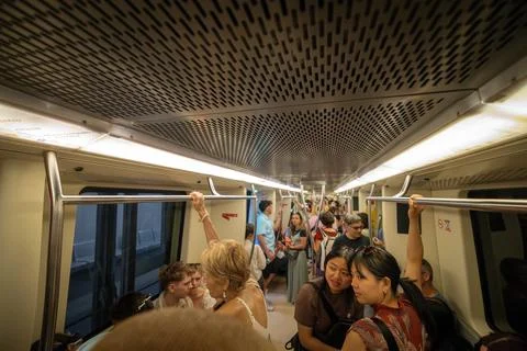 Inside a crowded metro Line C train car in Rome. Foto stock