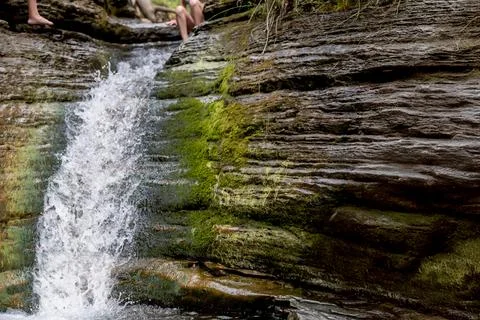Inside the Devils Bathtub waterfall and pool as people slide in Spearfish Canyon Foto stock