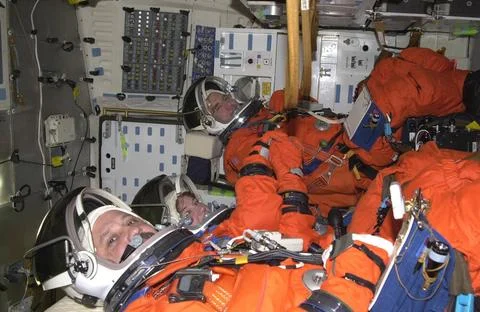 Inside Discovery, STS-102 crew members settle in their seats, getting read... Foto stock