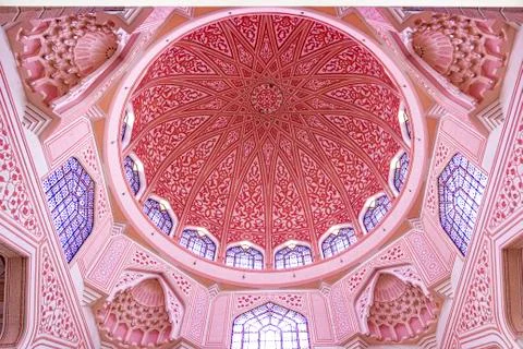 Inside dome ceiling of Putrajaya mosque  Stock-Fotos