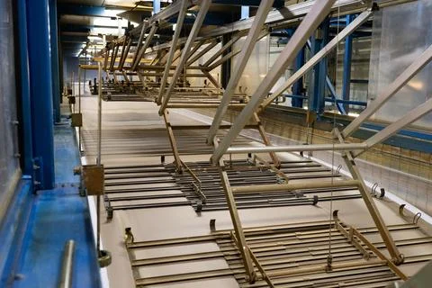 Inside the foaming line. Polyurethane foam production line Foto stock