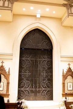 Inside the gate of the chapel before a wedding ceremony Stock-Fotos