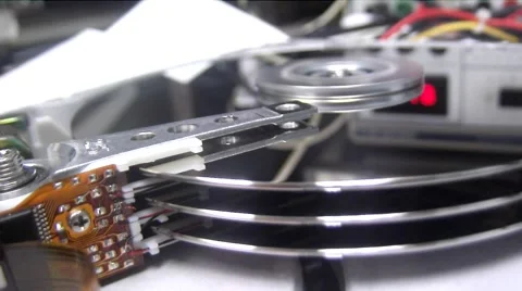 Inside the hard disk in running Vídeos de archivo 56978845