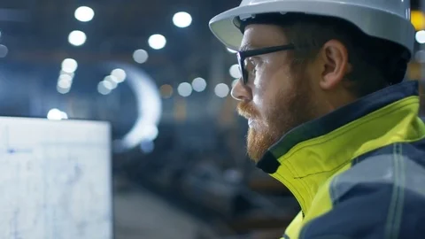 Inside the Heavy Industry Factory Close-up Footage of  Industrial Engineer. Vidéo 82386888