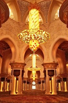 Inside the main prayer hall of the Sheikh Zayed Grand Mosque enlightended by  Foto stock
