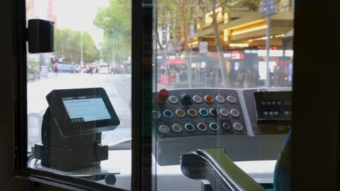 Inside a Melbourne tram overlooking busy CBD street in Melbourne Australia 库存影片 334154449