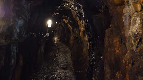 Inside of an old wet dark mine Vídeos de archivo 117166260