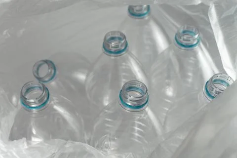 Inside an open transparent plastic bag with several empty bottles of liter an Foto stock