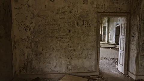Inside a room with a open door and lots of graffiti on the walls Vidéo 267342443