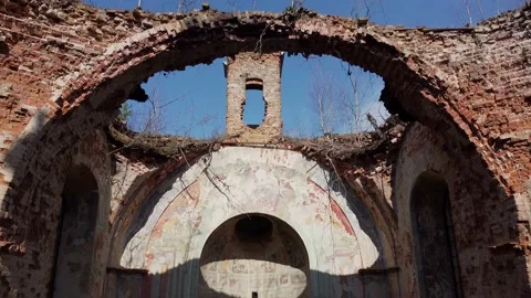Inside the ruins of the old church Vídeo Stock 138078094