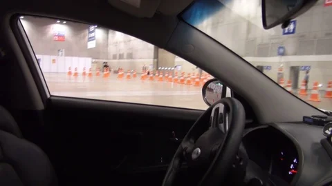 Inside a self driving car driving without anybody behind the wheel Video stock 99431118