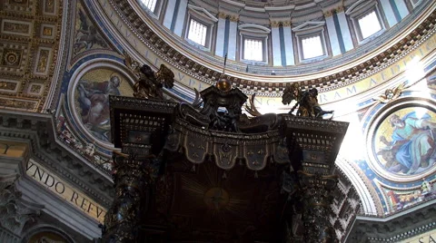 Inside St. Peter's Basilica. St. Peter's baldachin by Bernini Vídeo Stock 48222602