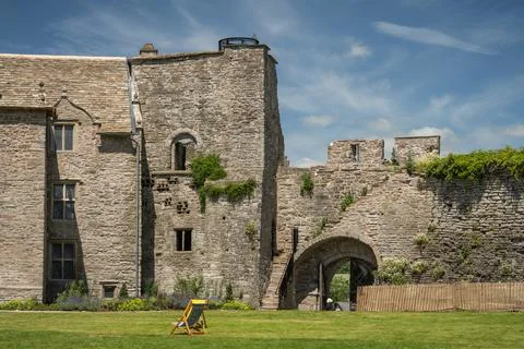 Inside structure and gate of medieval Hay Castle in Wales Foto stock