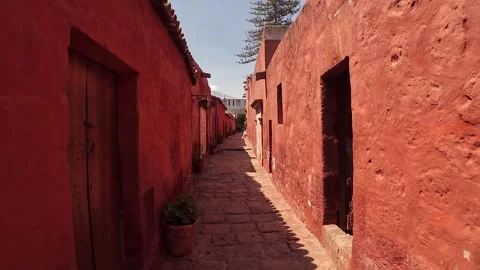 Inside the stunning Monastery of Santa Catalina de Siena in Arequipa, Peru 库存影片 339588679