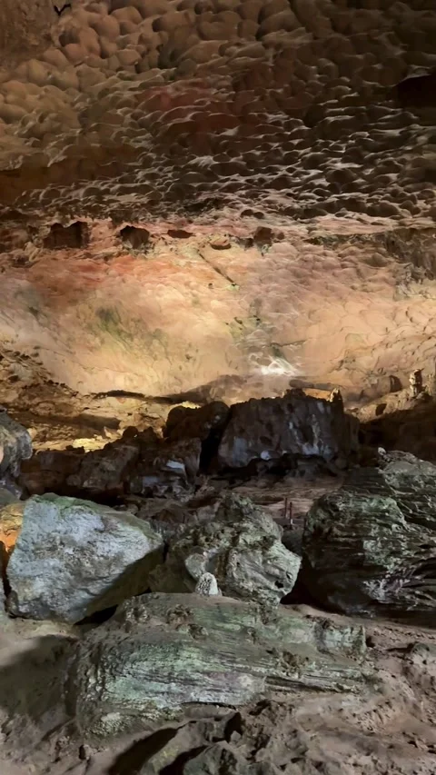 Inside of Sung Sot Cave in Ha Long Bay, Vietnam 스톡 동영상 342536127